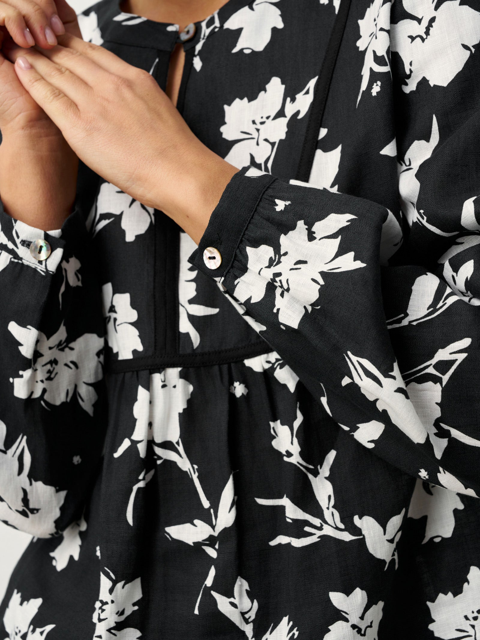 LINTICO 100% Linen Floral Printed Gathered Pullover Top AMIYA — detail shot 7