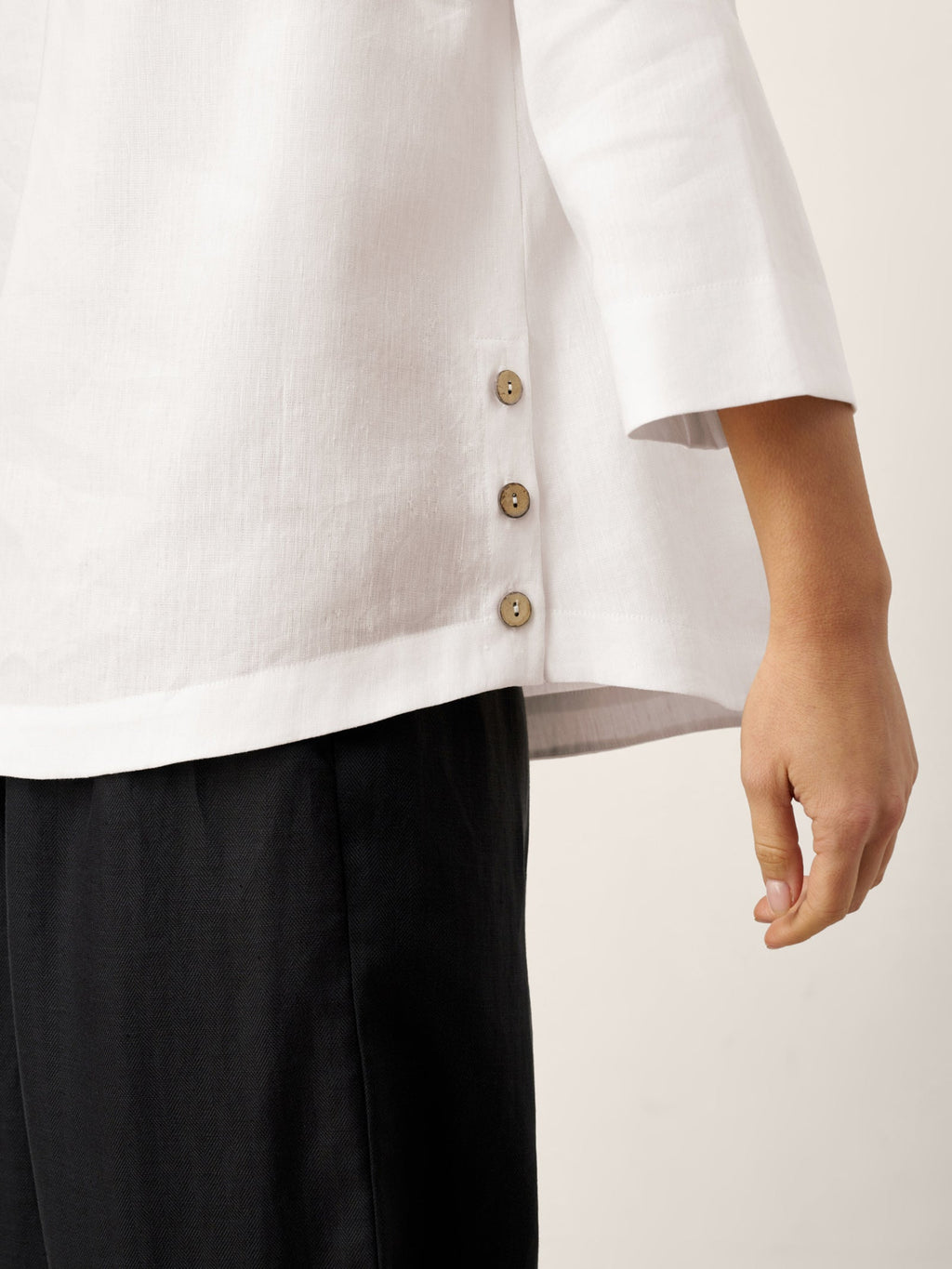 LINTICO LINTICO Linen-Lyocell V-Neck Button Detail Overtop ODETTE — detail shot 6