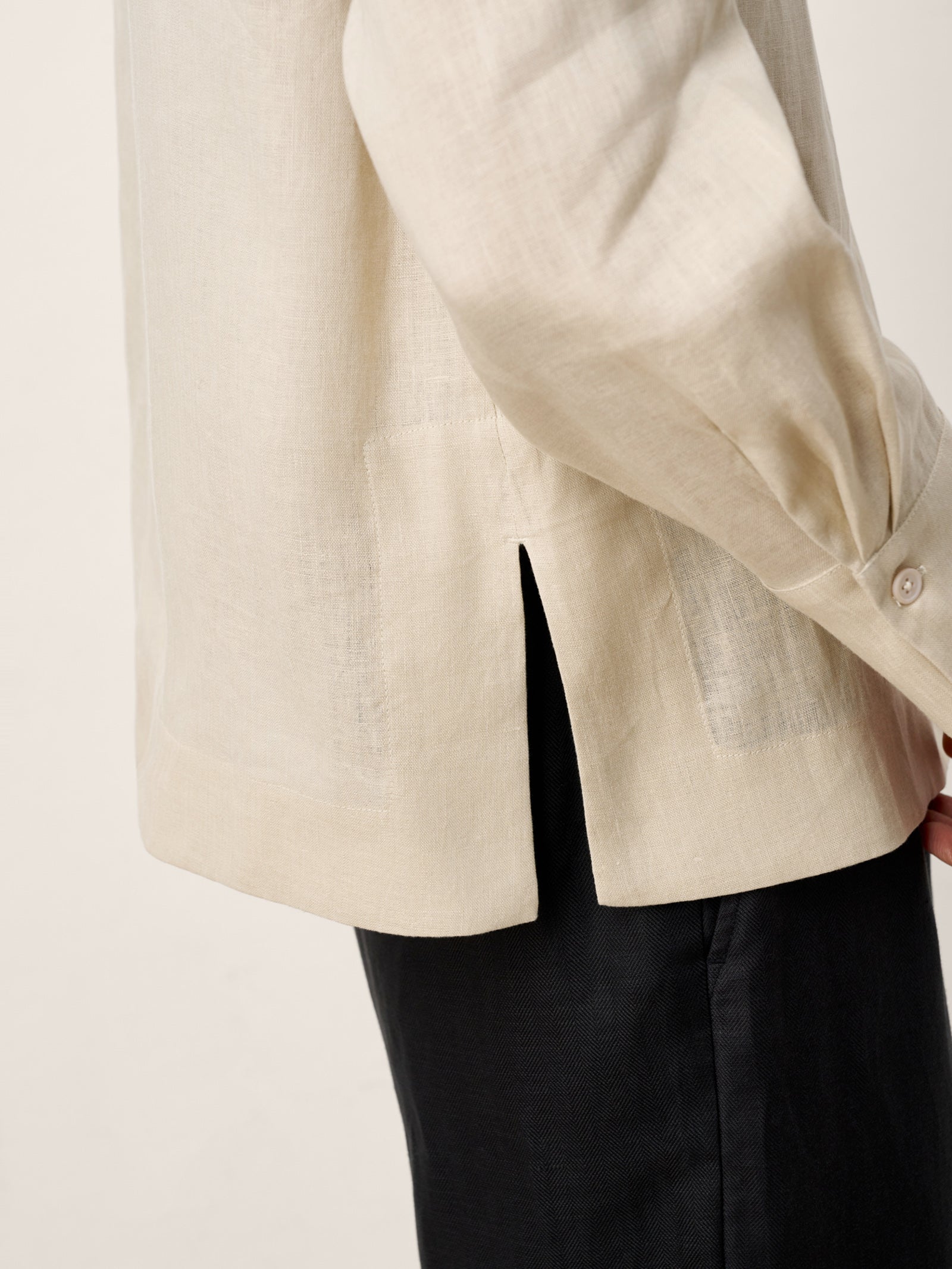 LINTICO LINTICO 100% Linen Hidden Button Crew Neck Shirt INES — detail shot 9