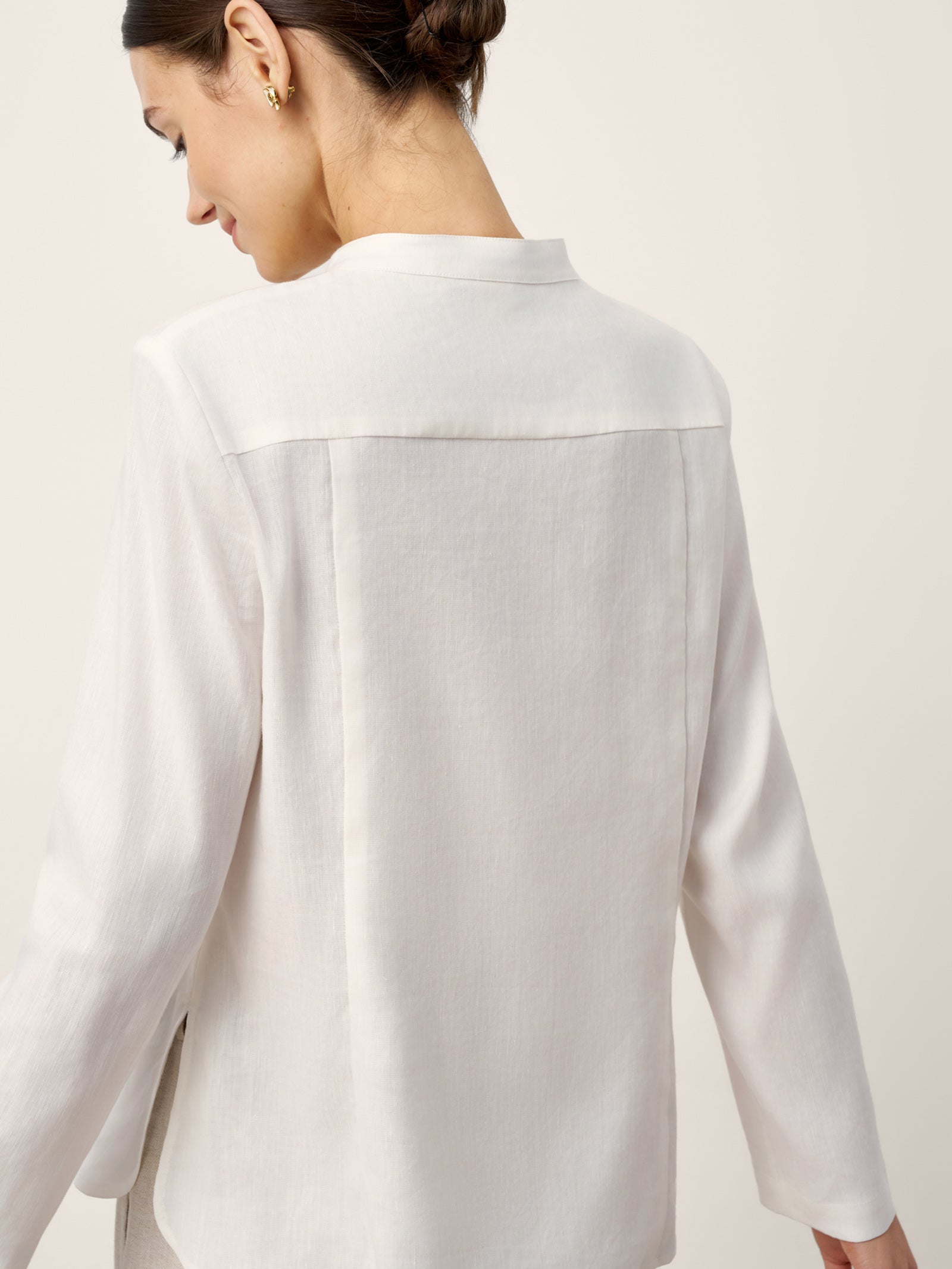 LINTICO Linen-Lyocell Mandarin Collar Fitted Seam Shirt THORA — detail shot 7