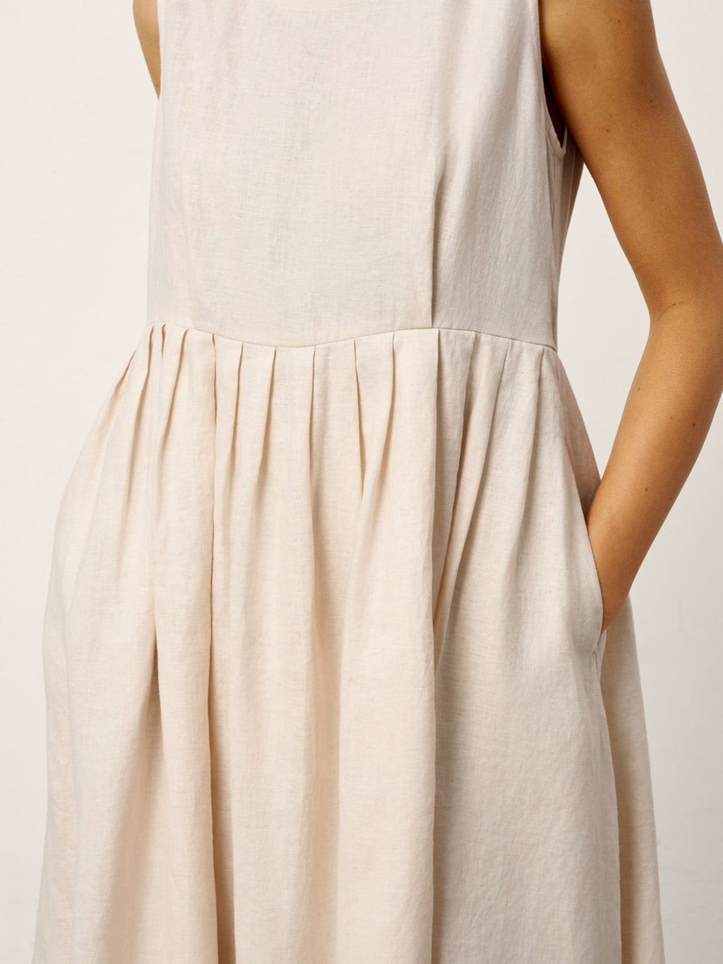 LINTICO 100% Linen Sleeveless Crew Neck Waist Pleated Maxi Dress SELENE — detail shot 8