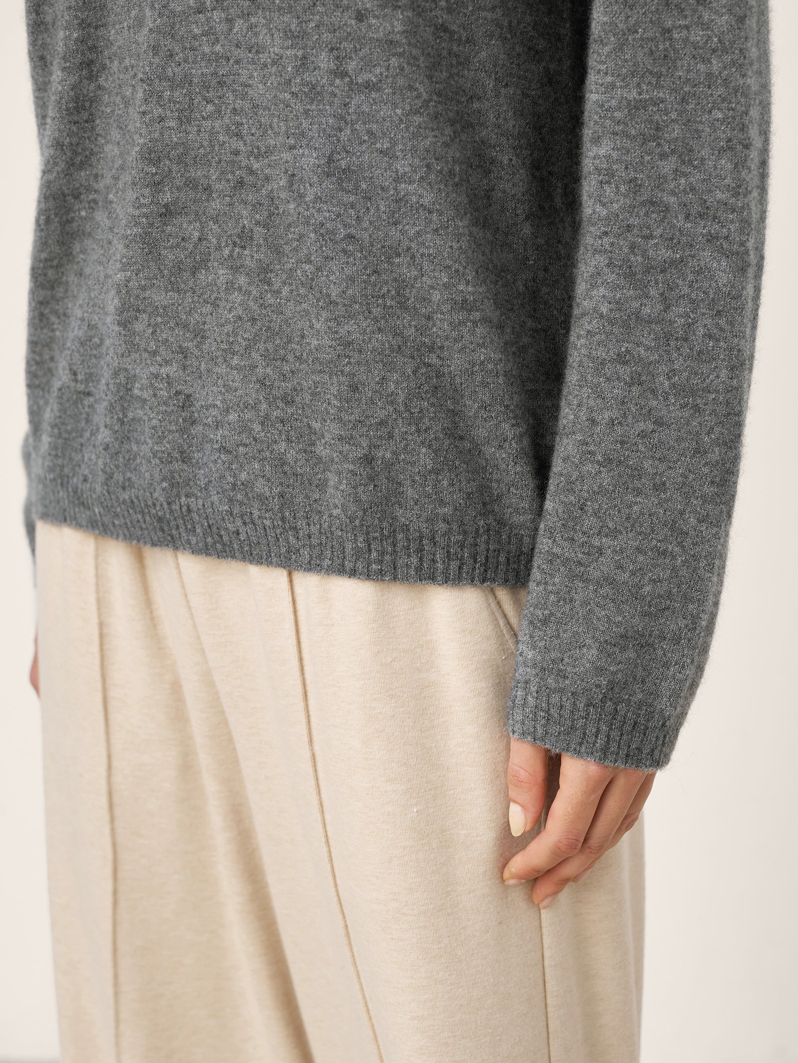 LINTICO Mongolian Cashmere & Mulberry Silk Seamless Ribbed Trim V-Neck Sweater TESSA — detail shot 6