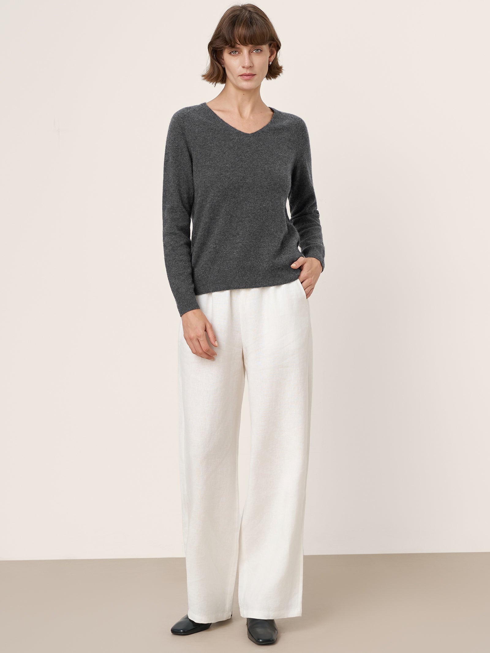 LINTICO Premium Cashmere Blend Hand-Finished Seamless V-Neck Sweater SURI — LINTICO branding close-up