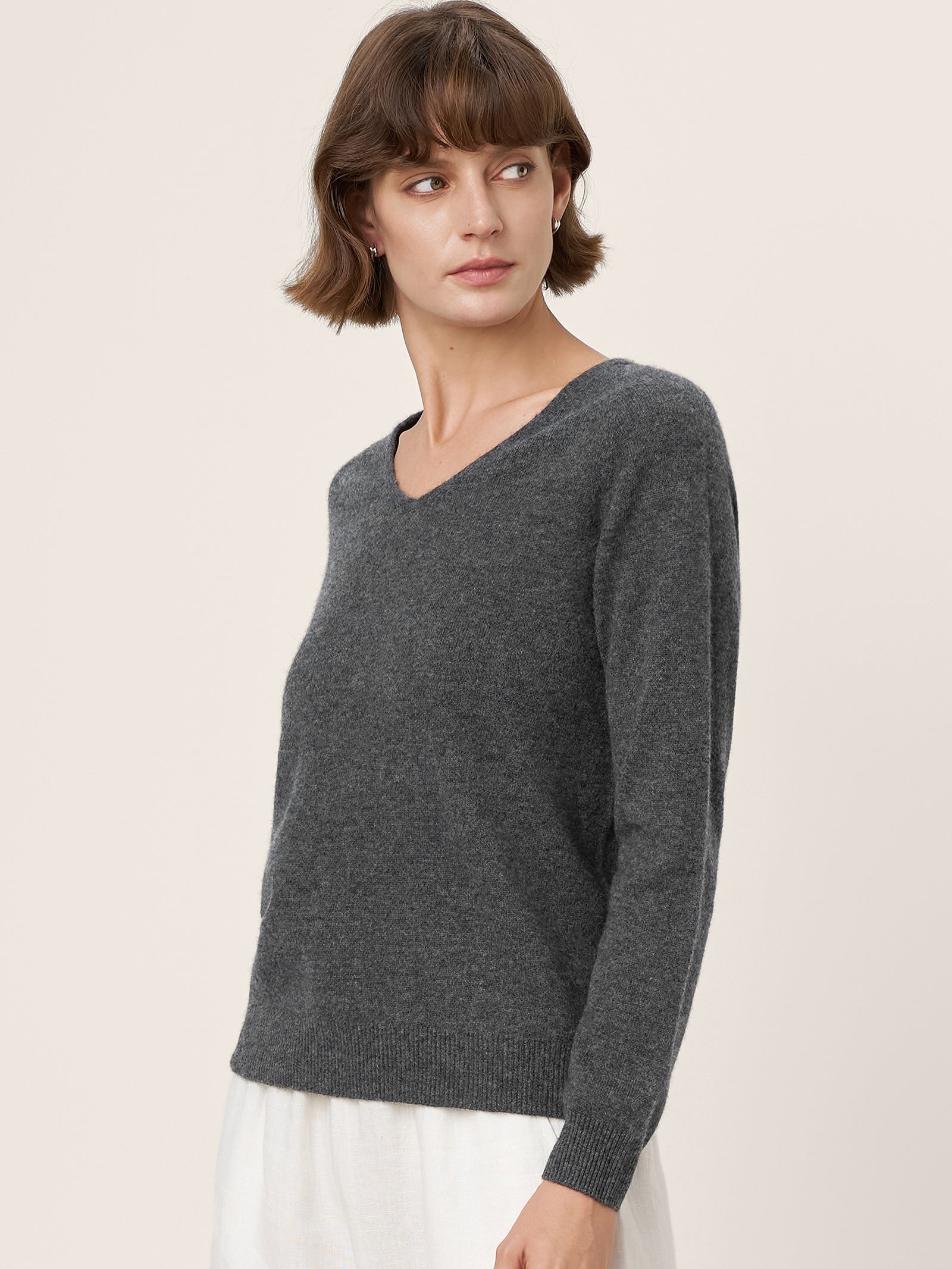 LINTICO Premium Cashmere Blend Hand-Finished Seamless V-Neck Sweater SURI — construction detail