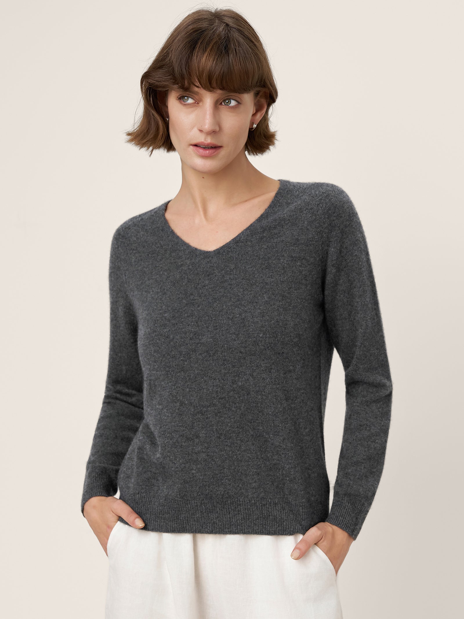 LINTICO Premium Cashmere Blend Hand-Finished Seamless V-Neck Sweater SURI — main product shot