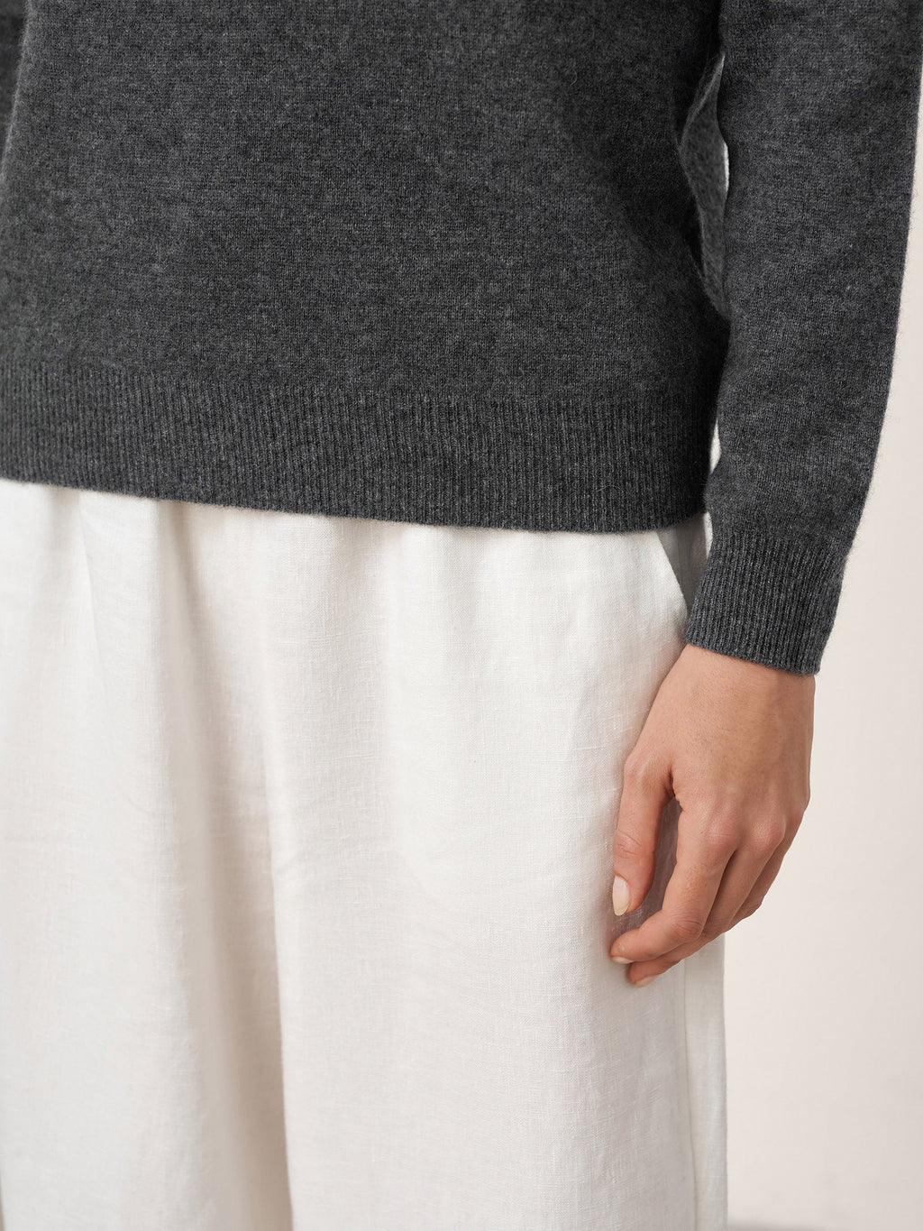 LINTICO Premium Cashmere Blend Hand-Finished Seamless V-Neck Sweater SURI — detail shot 6