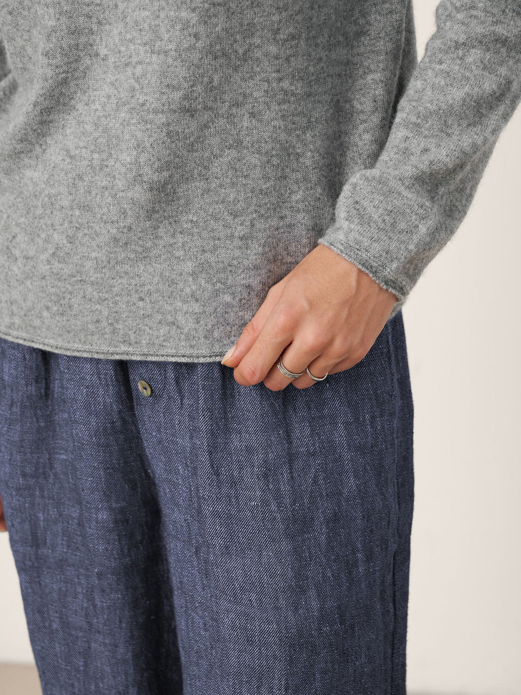 LINTICO Premium Cashmere Blend Hand-Finished Seamless Mock Neck Lettuce Edge Sweater… — detail shot 7