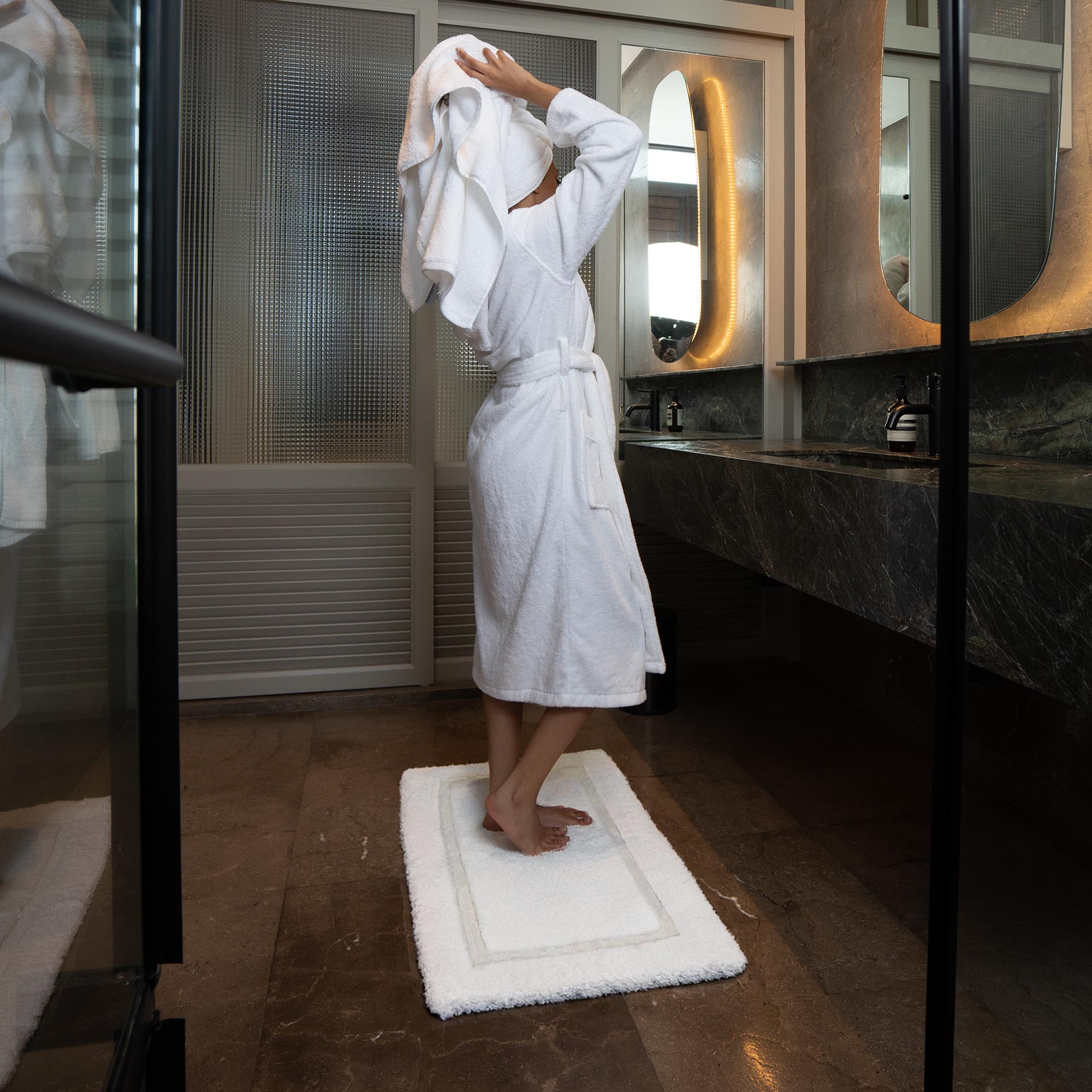 Italic Ultraplush Skid-Resistant Bath Mat — construction craftsmanship close-up