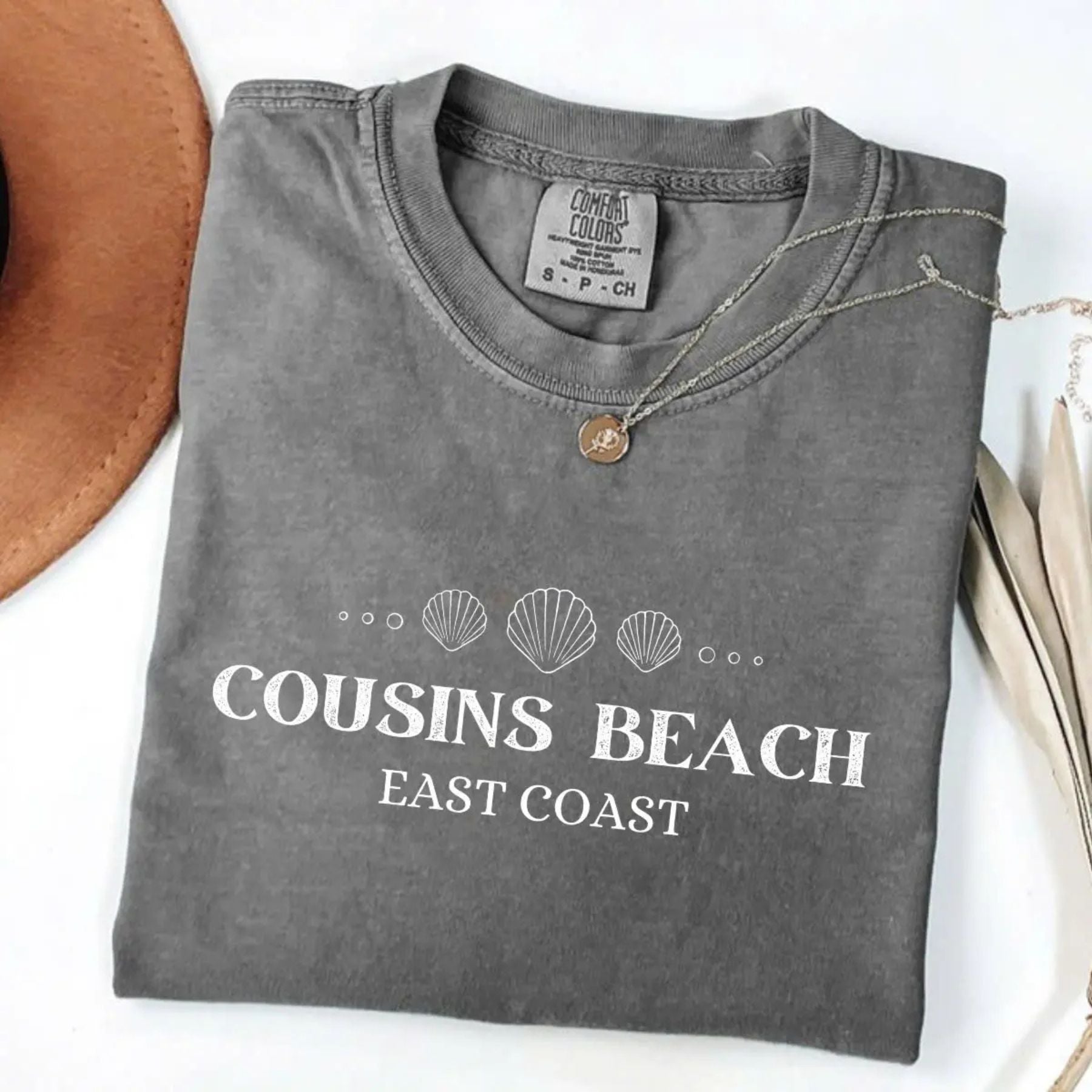 Pasimax Comfort Colors Cousins Beach Fan Tee — detail close-up