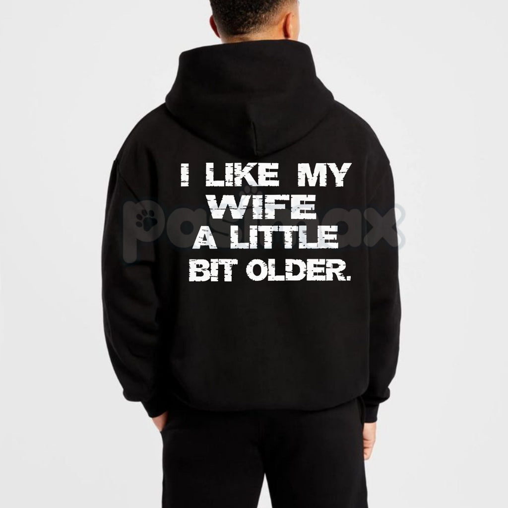 Pasimax I Like My Wife A Little Bit Older Hoodie – Funny Husband Slogan Pullover, Cheeky Marriage Humour Streetwear, Unisex V
