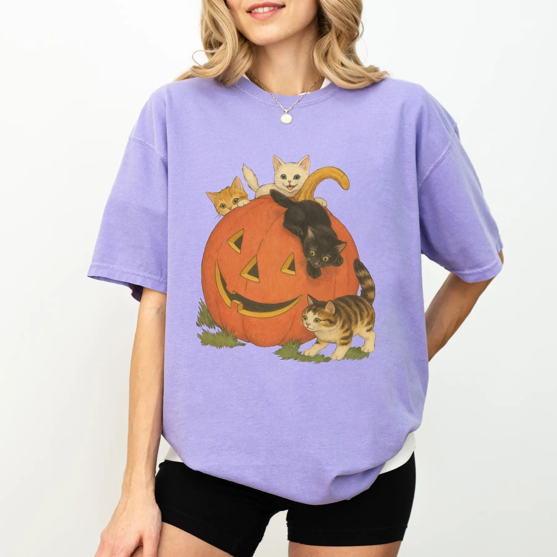 Pasimax ChicCotton Vintage 90s Cat Halloween Comfort Colors Shirt — detail close-up