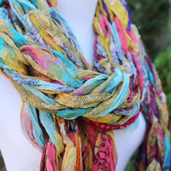 Darn Good Yarn 30 Minute Arm Knit Scarf Kit — Darn Good Yarn branding close-up