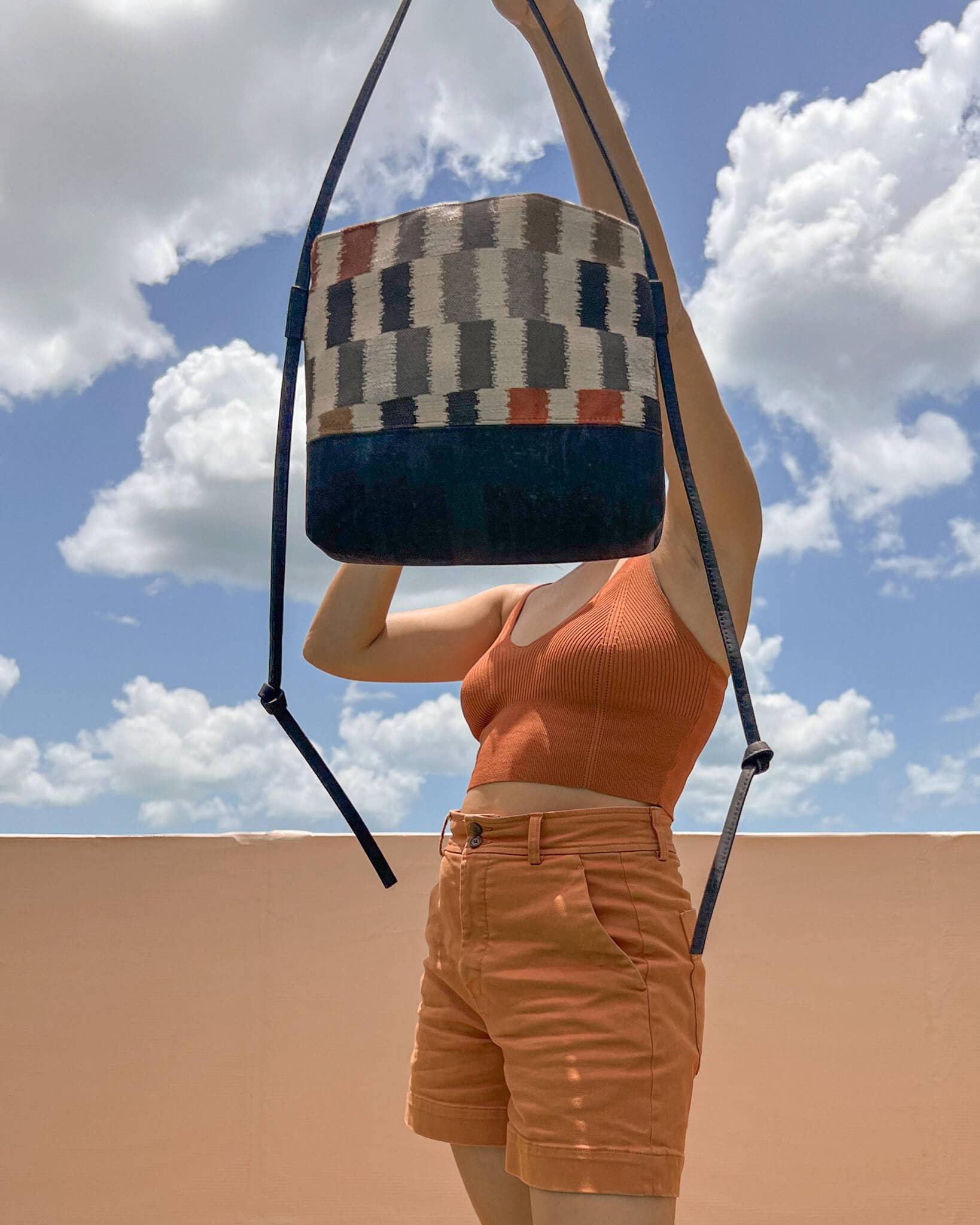 WONENA Yabisi Colibrí Crossbody - Midnight & Adoquines handmade cork crossbody — WONENA branding close-up