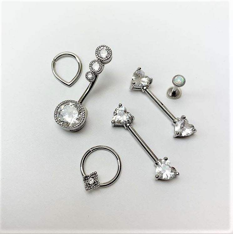 BodyCandy 14G 9/16 Clear CZ Gem Heart Barbell Nipple Ring Set — detail close-up