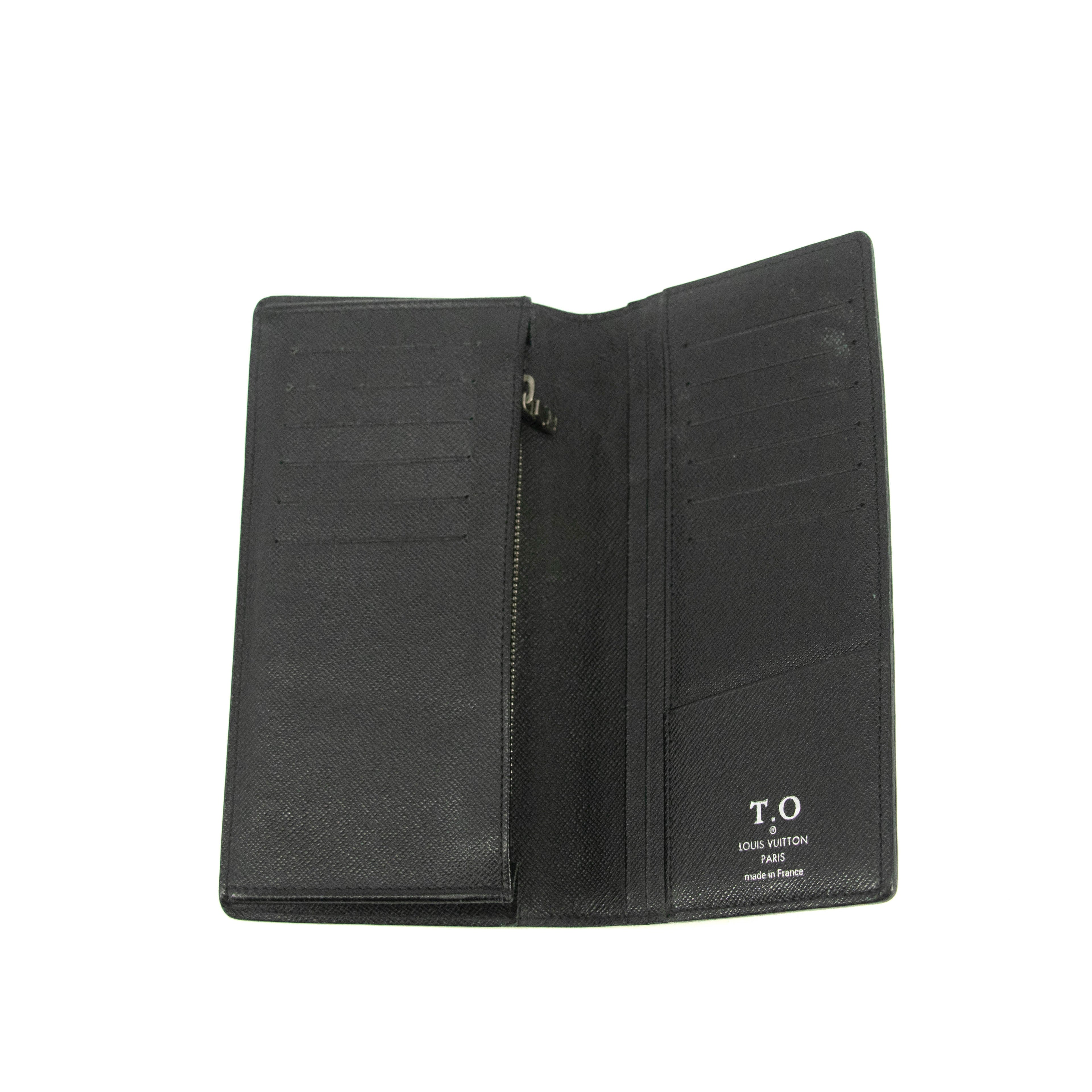 Bolt Boutique Louis Vuitton Damier Graphite Long Wallet #3857 — lifestyle context