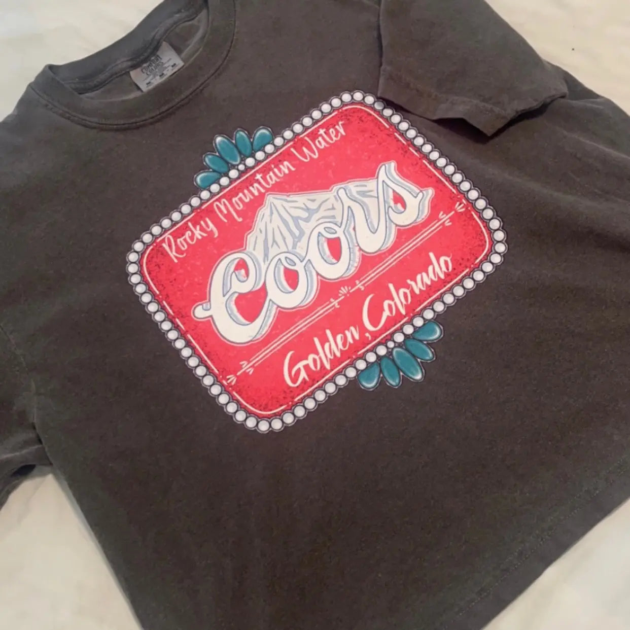 Pasimax Coors Rocky Mountain Cropped T-Shirt – Vintage Comfort Colors® Style, Beer Graphic Crop Top — detail close-up