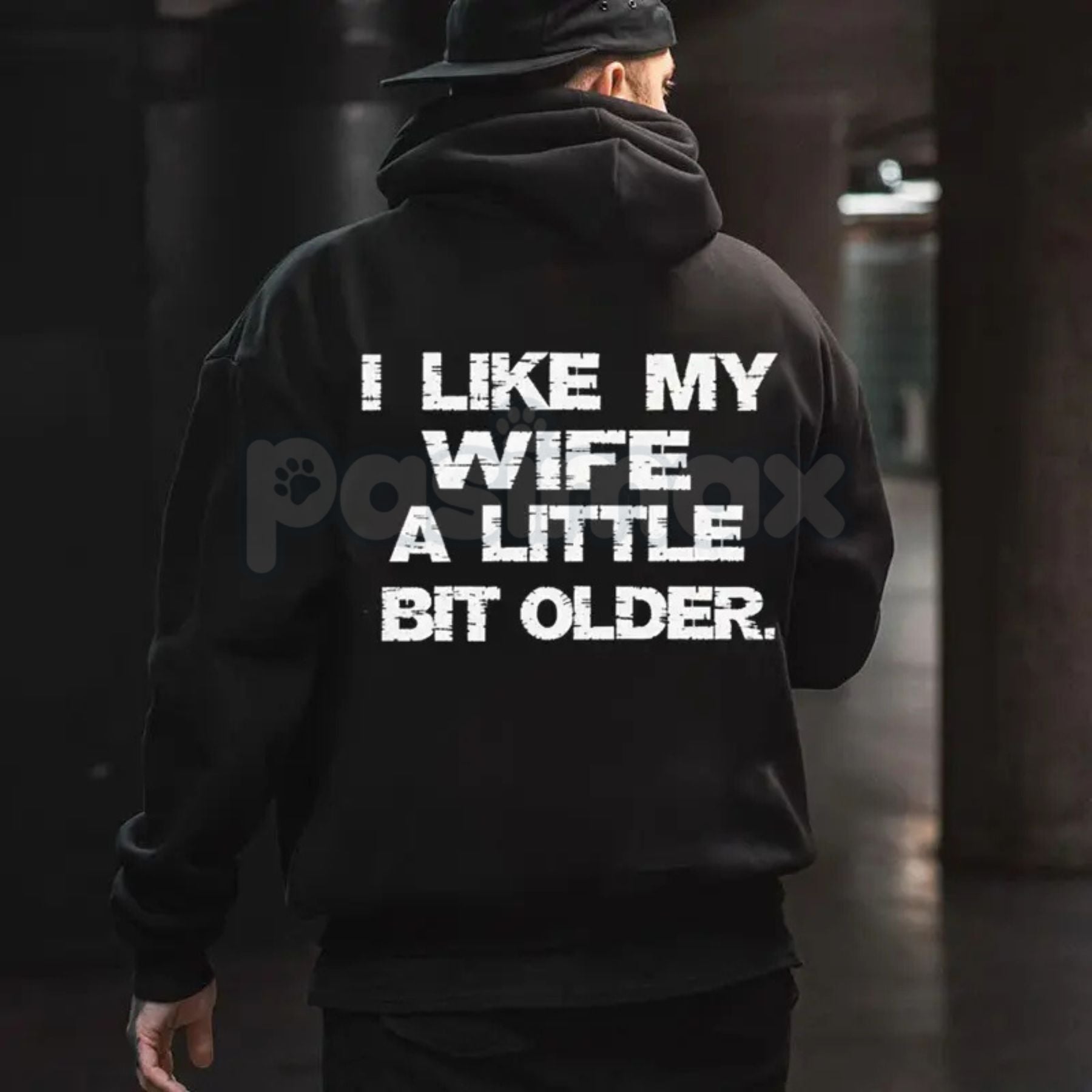 Pasimax I Like My Wife A Little Bit Older Hoodie – Funny Husband Slogan Pullover, Cheeky Marriage Humour Streetwear, Unisex V