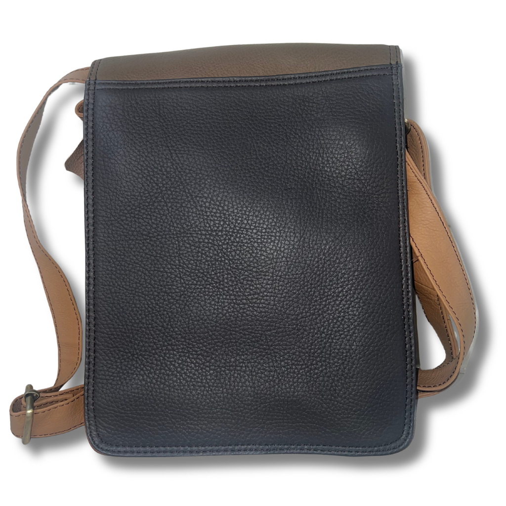 WONENA Soruka Isla · Unisex Leather Crossbody Bag — in-use photo