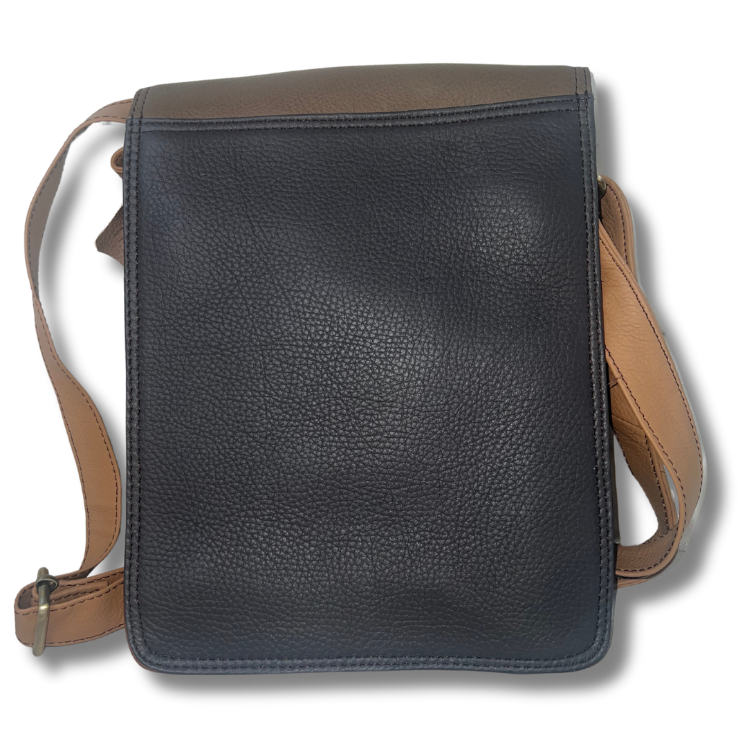 WONENA Soruka Isla · Unisex Leather Crossbody Bag — in-use photo