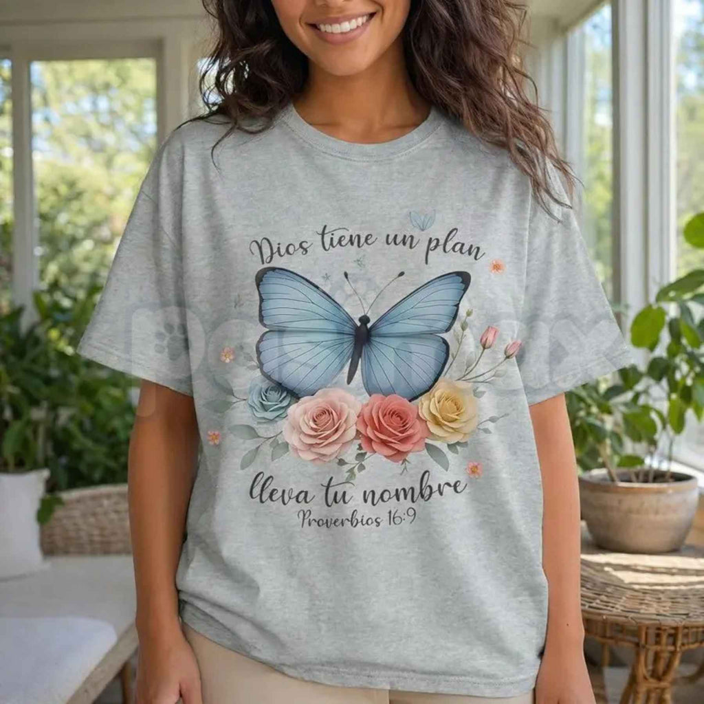 Spanish Christian Butterfly Graphic Tee – Fe y Esperanza Floral Shirt, Faith-Based Inspirational Camiseta for Women