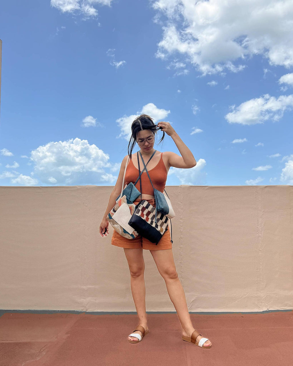 WONENA Yabisi Colibrí Crossbody - Adoquines & Guava — lifestyle worn / used context