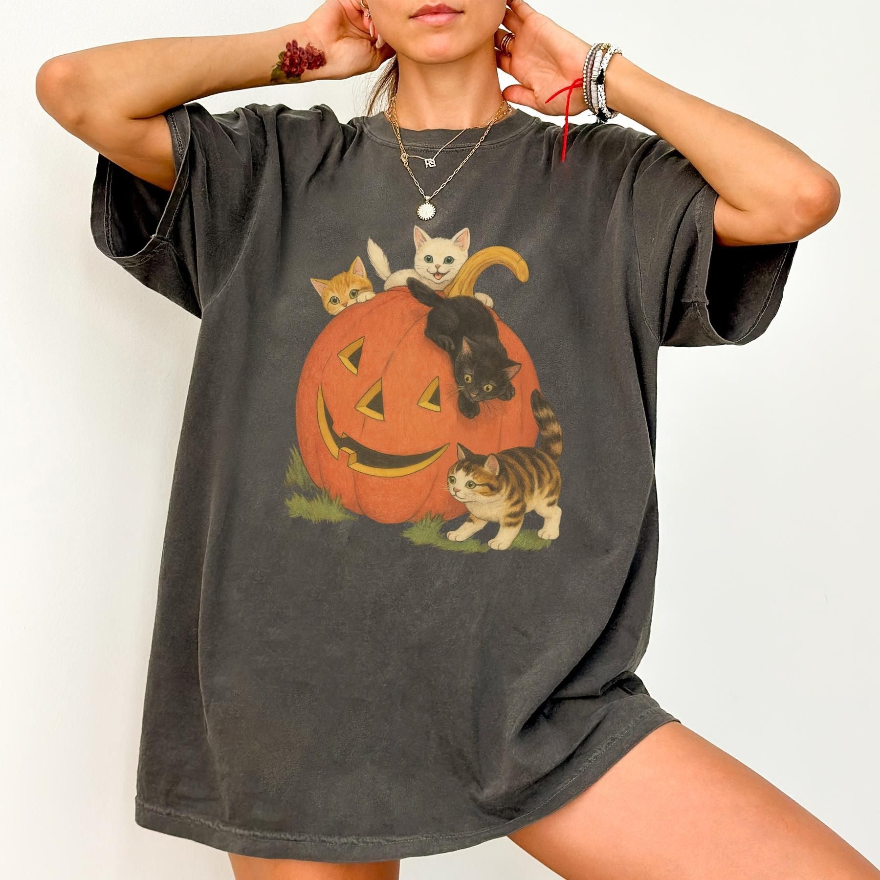 Pasimax ChicCotton Vintage 90s Cat Halloween Comfort Colors Shirt — side view
