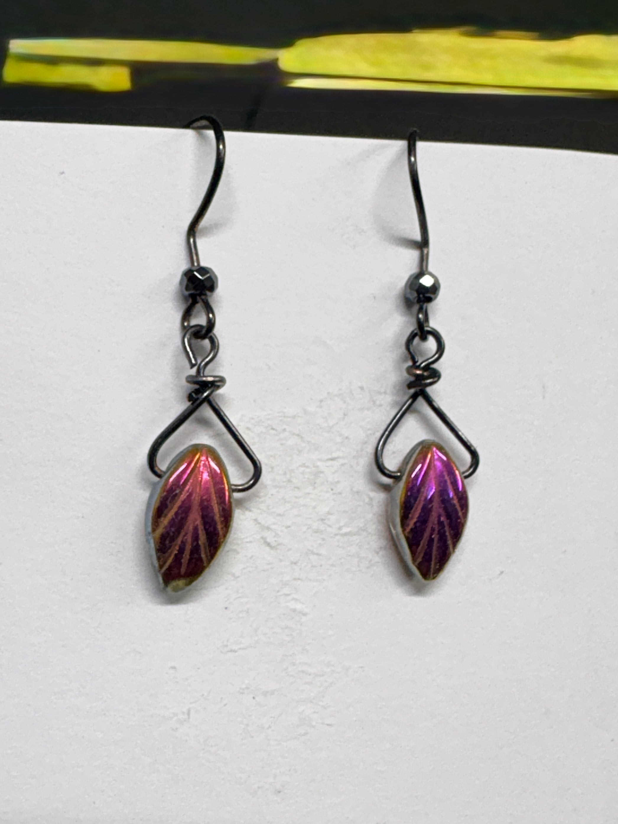 Just Neat Stuff Iridescent leaves — lifestyle context