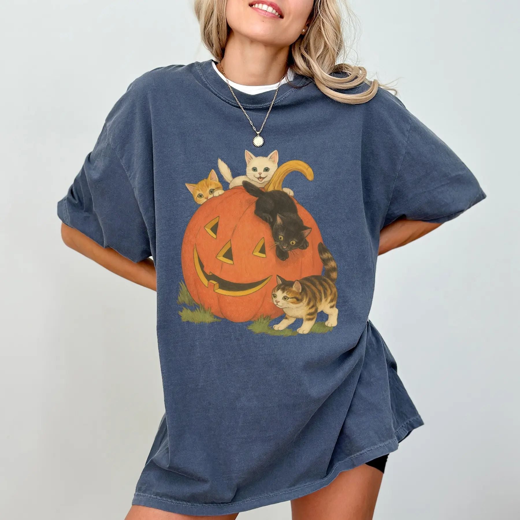 Pasimax ChicCotton Vintage 90s Cat Halloween Comfort Colors Shirt — back view