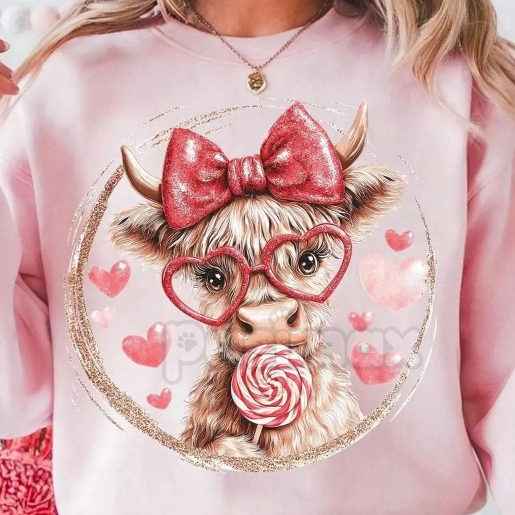 Pasimax Retro Valentine Highland Cow Sweatshirt | Vintage Aesthetic V-Day Crewneck | Cute Fluffy Cow Heart Jumper | Western V