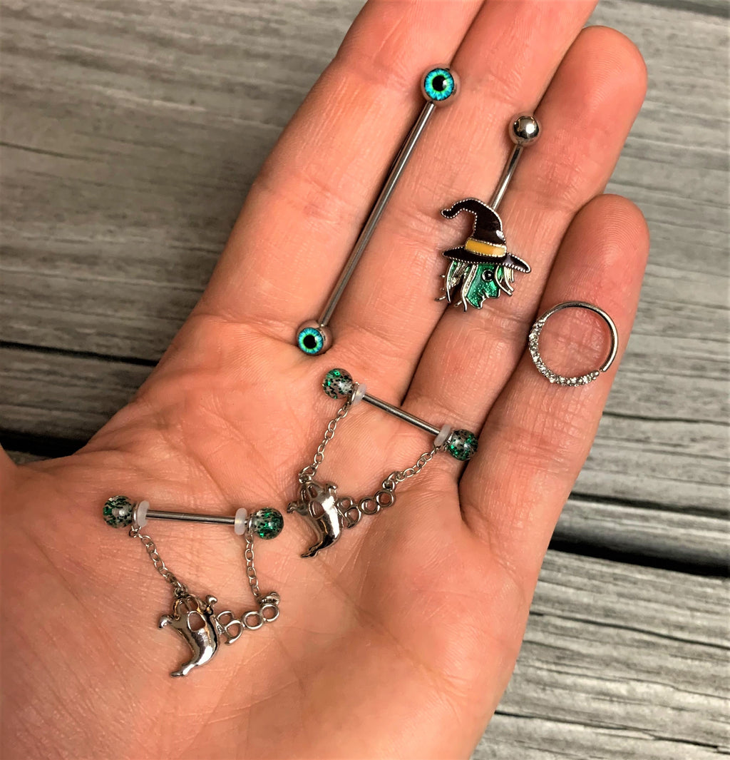 BodyCandy Ghastly Green Woods Witch Halloween Belly Ring — detail close-up