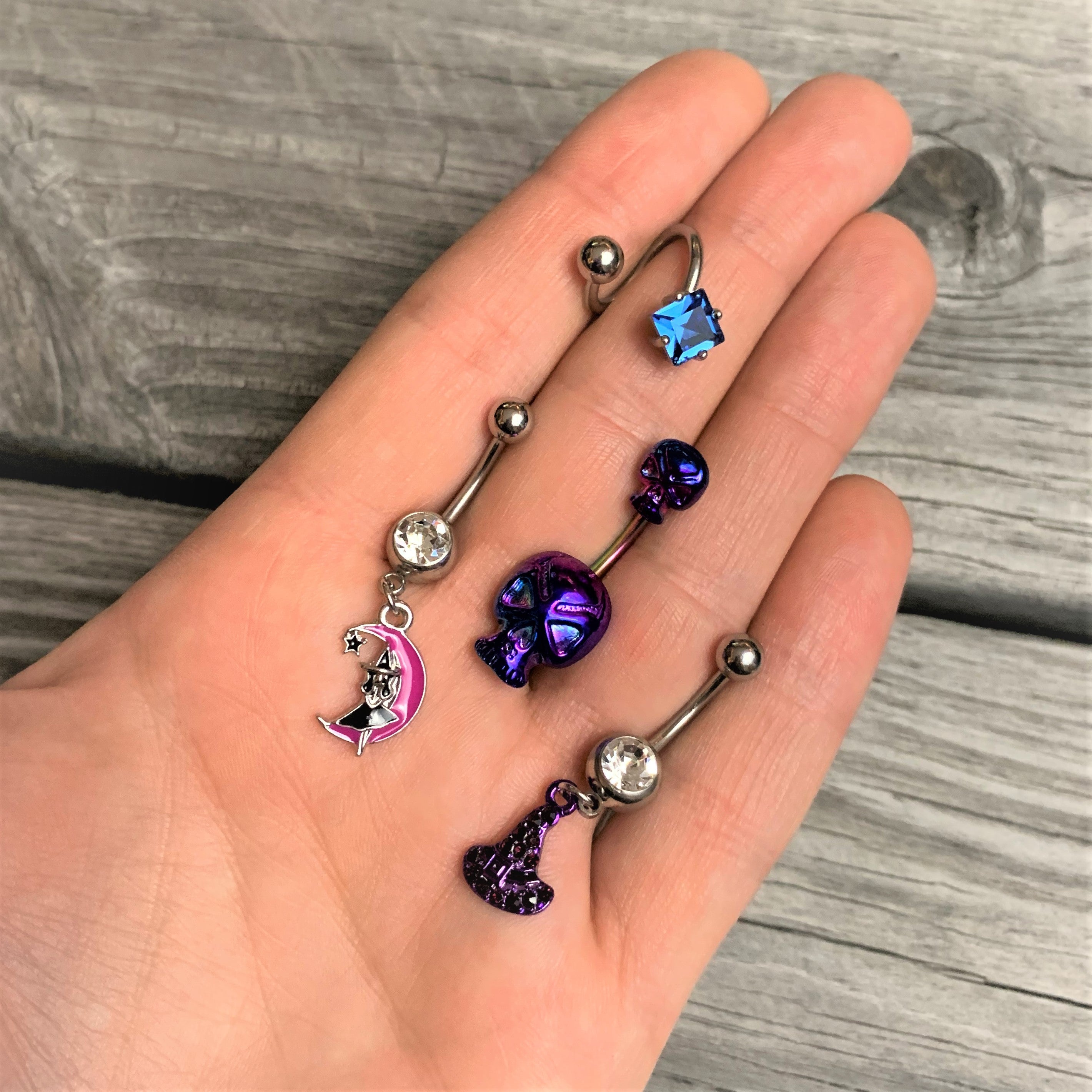 BodyCandy Rainbow Scary Double Skull Halloween Double Mount Belly Ring — detail close-up