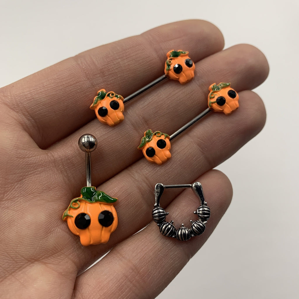 BodyCandy Black Gem Orange Pumpkin Jack O Lantern Halloween Belly Ring — detail close-up