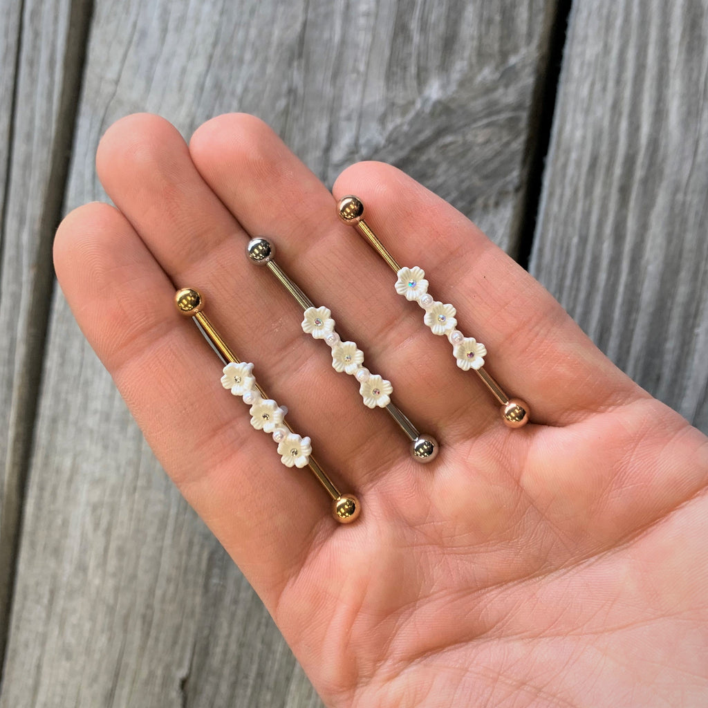 BodyCandy 14G Clear Gem White Flower Industrial Barbell 38mm — detail close-up