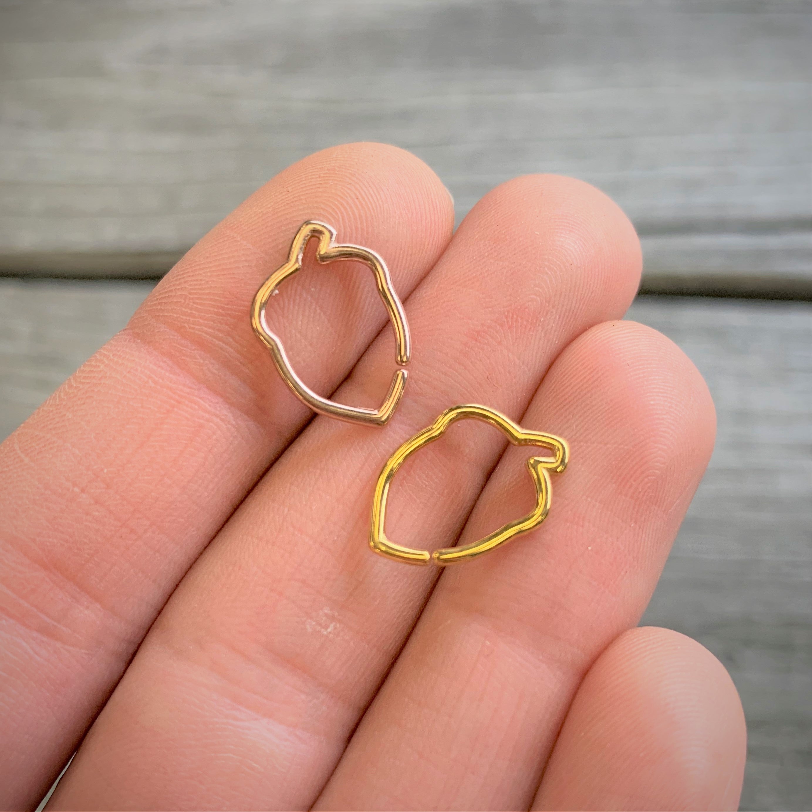 BodyCandy 16G 3/8 Gold Tone Autumn Acorn Closure Ring — alternative angle
