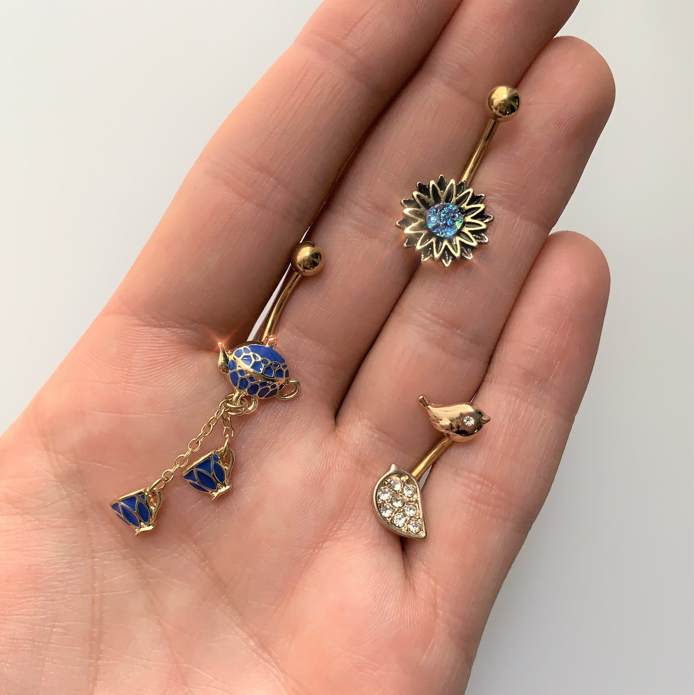 BodyCandy Clear Gem Gold Tone Little Birds Double Mount Belly Ring — detail close-up