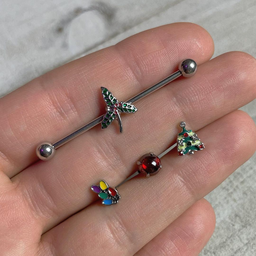 BodyCandy 14G Christmas Mistletoe Industrial Barbell 38mm — detail and construction