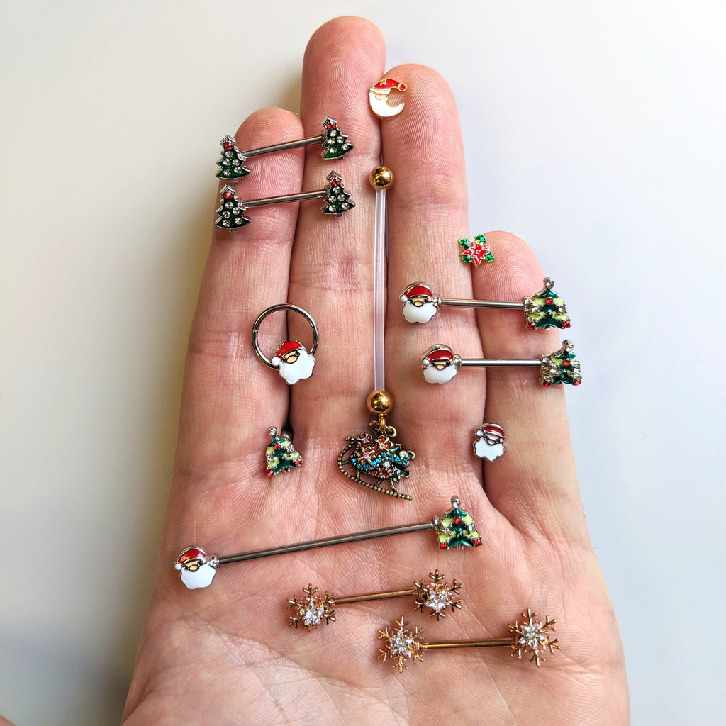 BodyCandy Green Gem Santa Sleigh Christmas Dangle Pregnancy Belly Ring — detail close-up