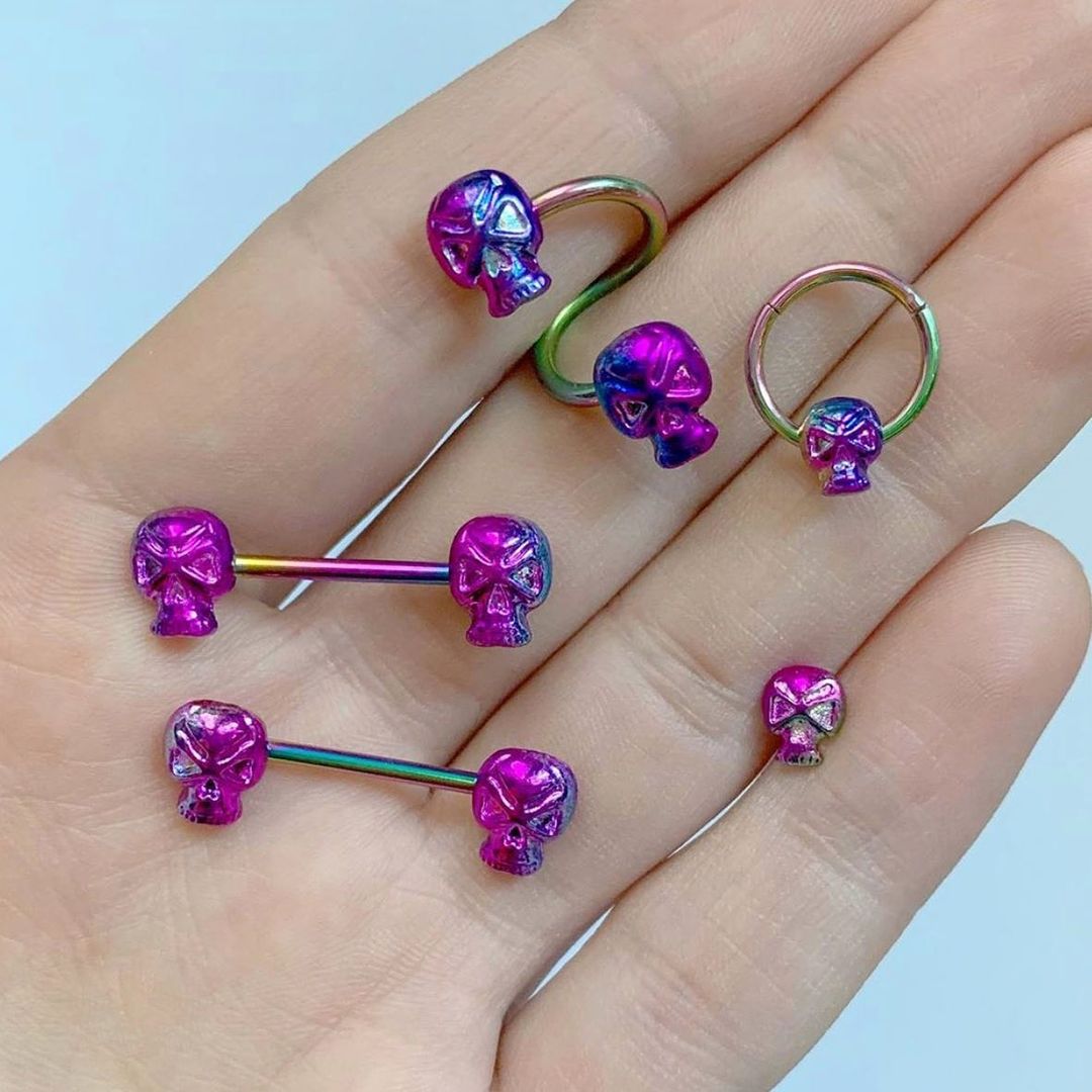 BodyCandy Rainbow Plated Scary Skull Spiral Twister Belly Ring — detail close-up