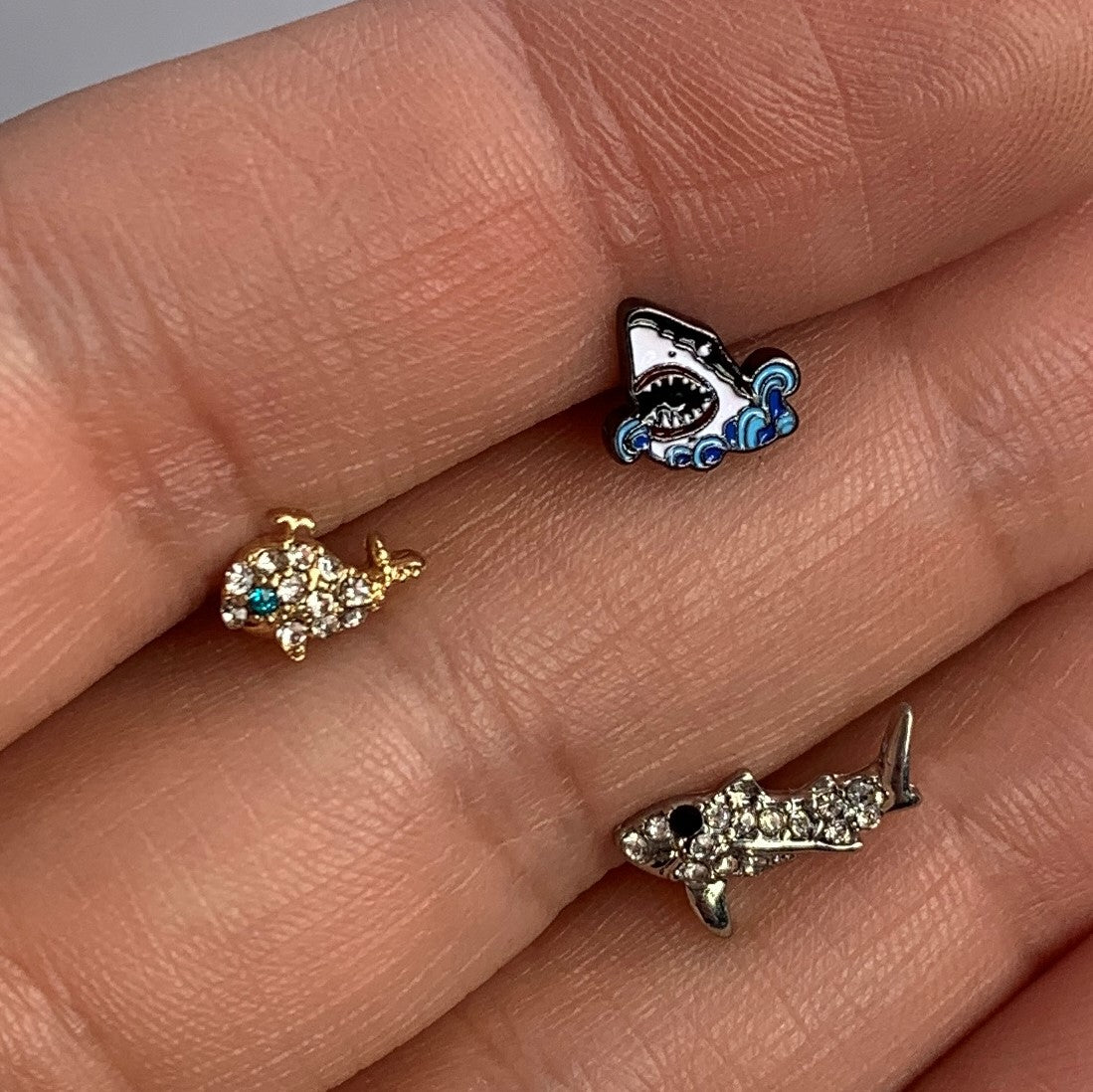 BodyCandy 16G 5/16 Clear Aqua Gem Gold Tone Whale Labret Monroe Tragus — detail close-up