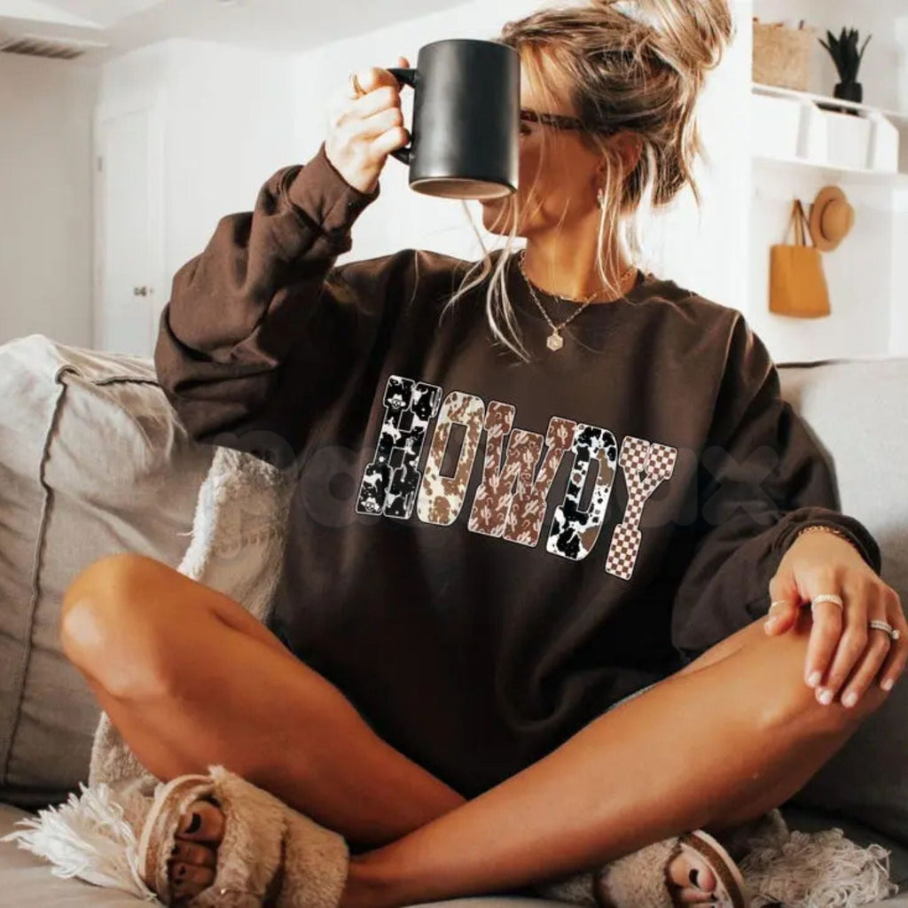 Pasimax Howdy Yee Haw Western Sweatshirt | Retro Rustic Country Jumper | Cowgirl Aesthetic Crewneck | Fun Western Wear Gift —