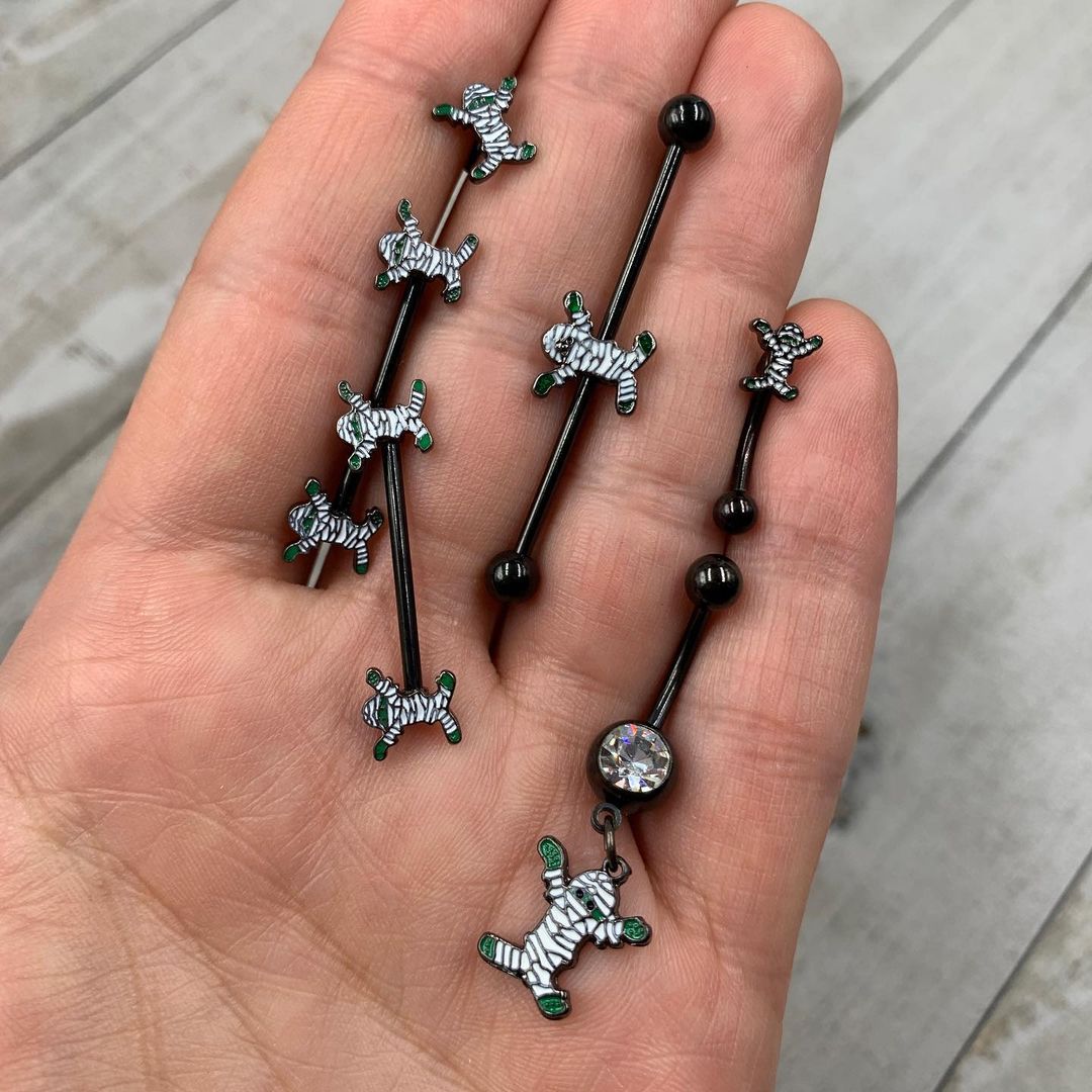 BodyCandy 14G Black Green Mummy Halloween Industrial Barbell 38mm — detail close-up