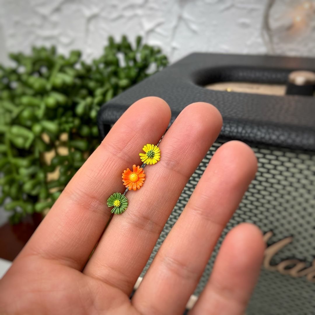 BodyCandy 16G 5/16 Green Daisy Flower Labret Monroe Tragus — detail close-up