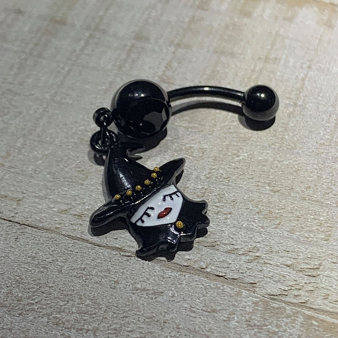 BodyCandy Black Gem Black Pretty Goth Witch Halloween Dangle Belly Ring — detail close-up