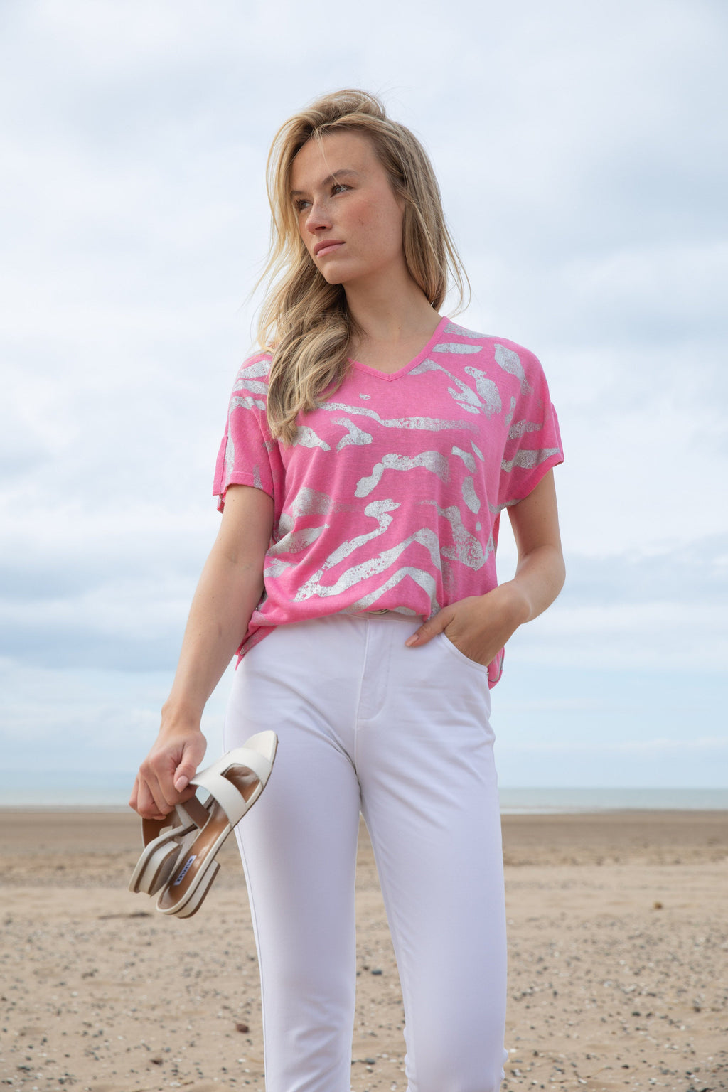 KADOU BOUTIQUE Marble V-Neck Foil Print Top — side view