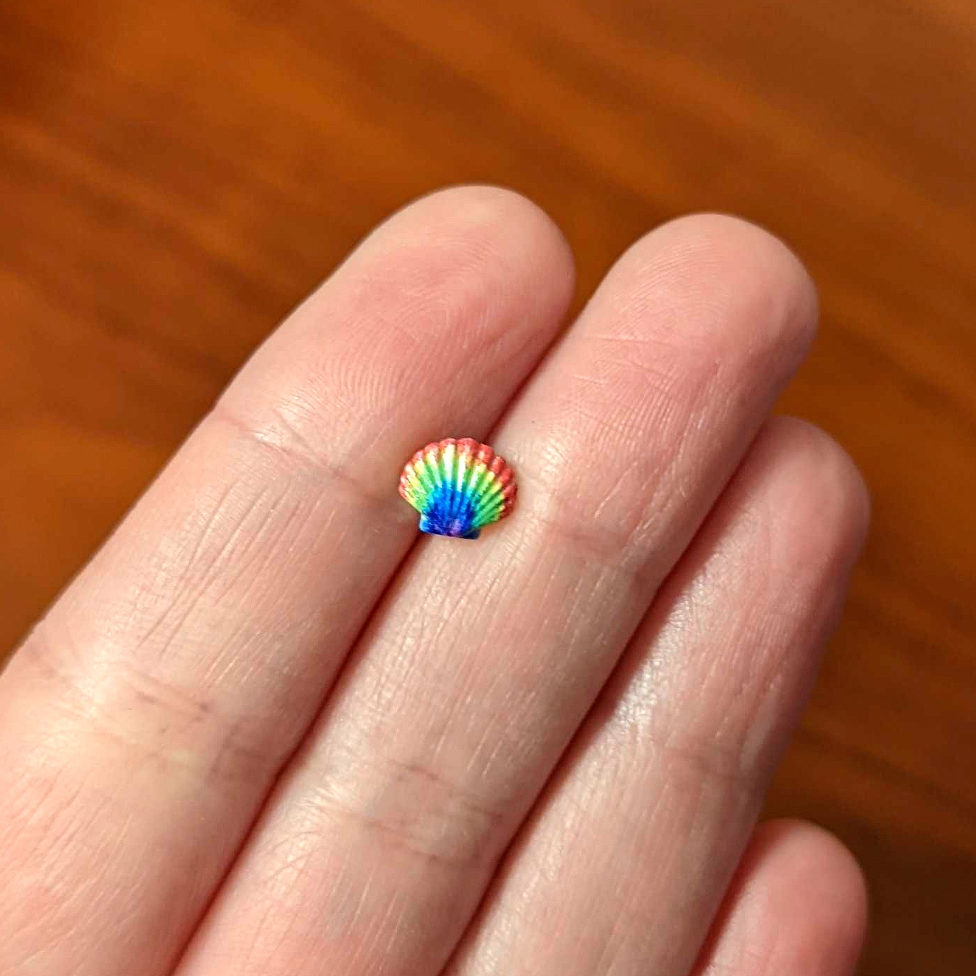BodyCandy 16G 1/4 Gold Tone Rainbow Scallop Shell Cartilage Tragus Earring — back view