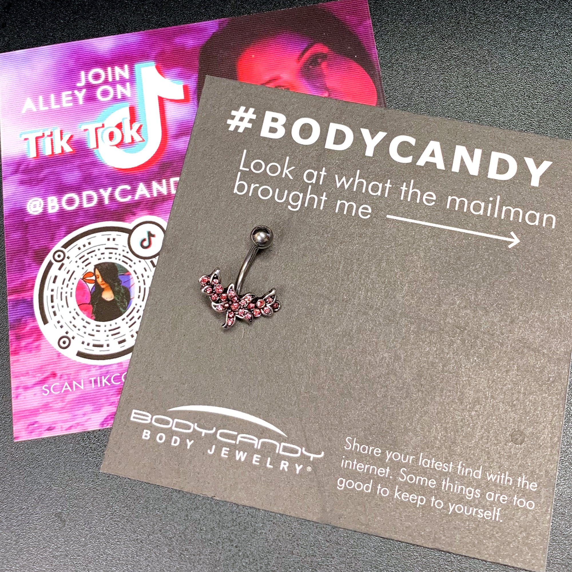 BodyCandy Pink Gem Flower Garland Belly Ring — detail close-up