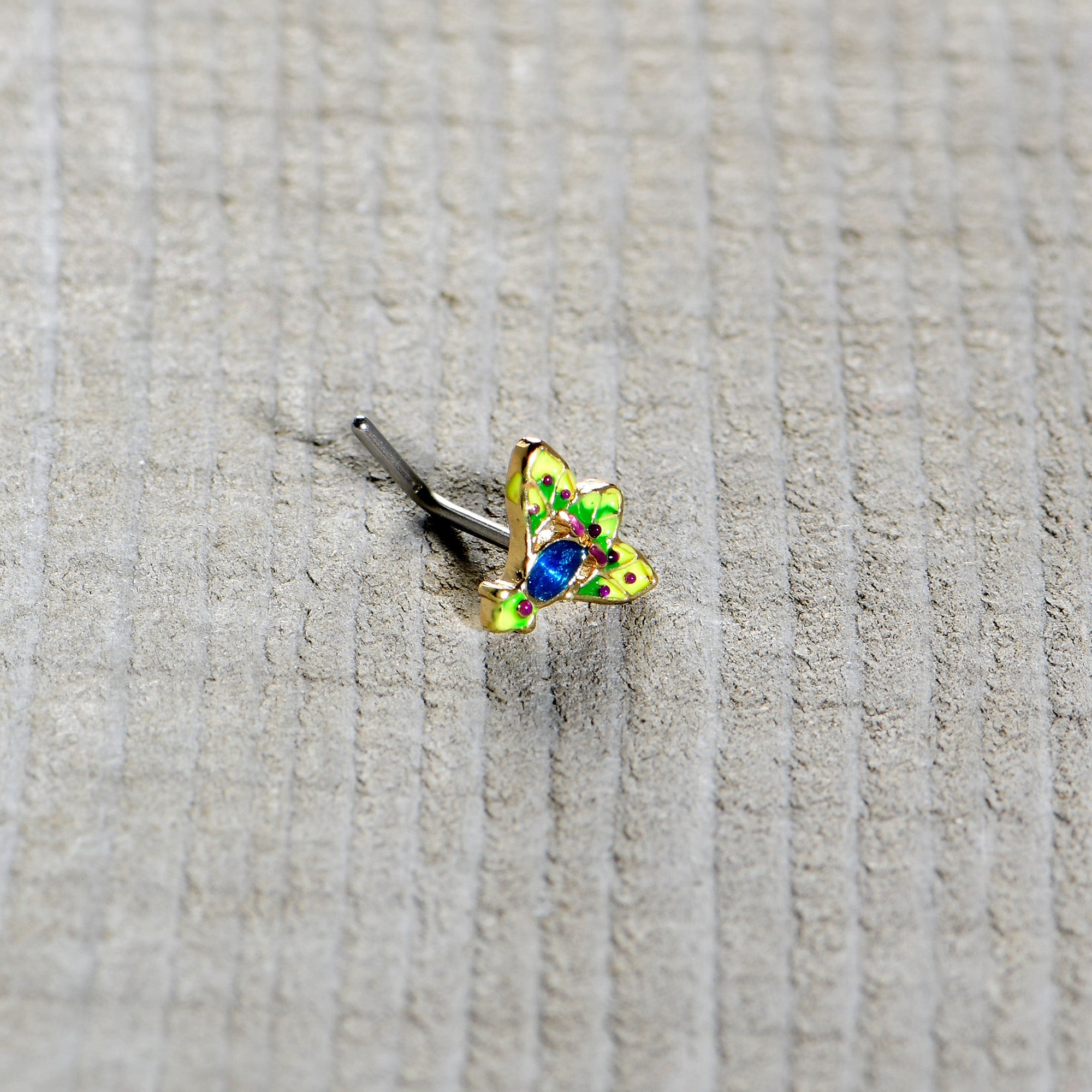 BodyCandy 20G 7mm Blue Gem Tropic Fan L Shape Nose Ring — in-use photo