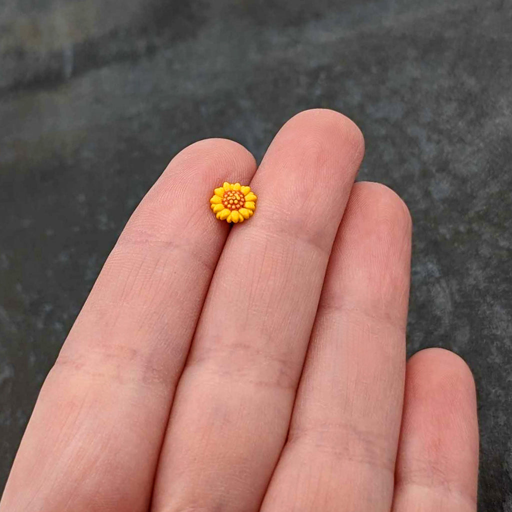 BodyCandy 16G 1/4 Happy Sunflower Cartilage Tragus Earring — size reference