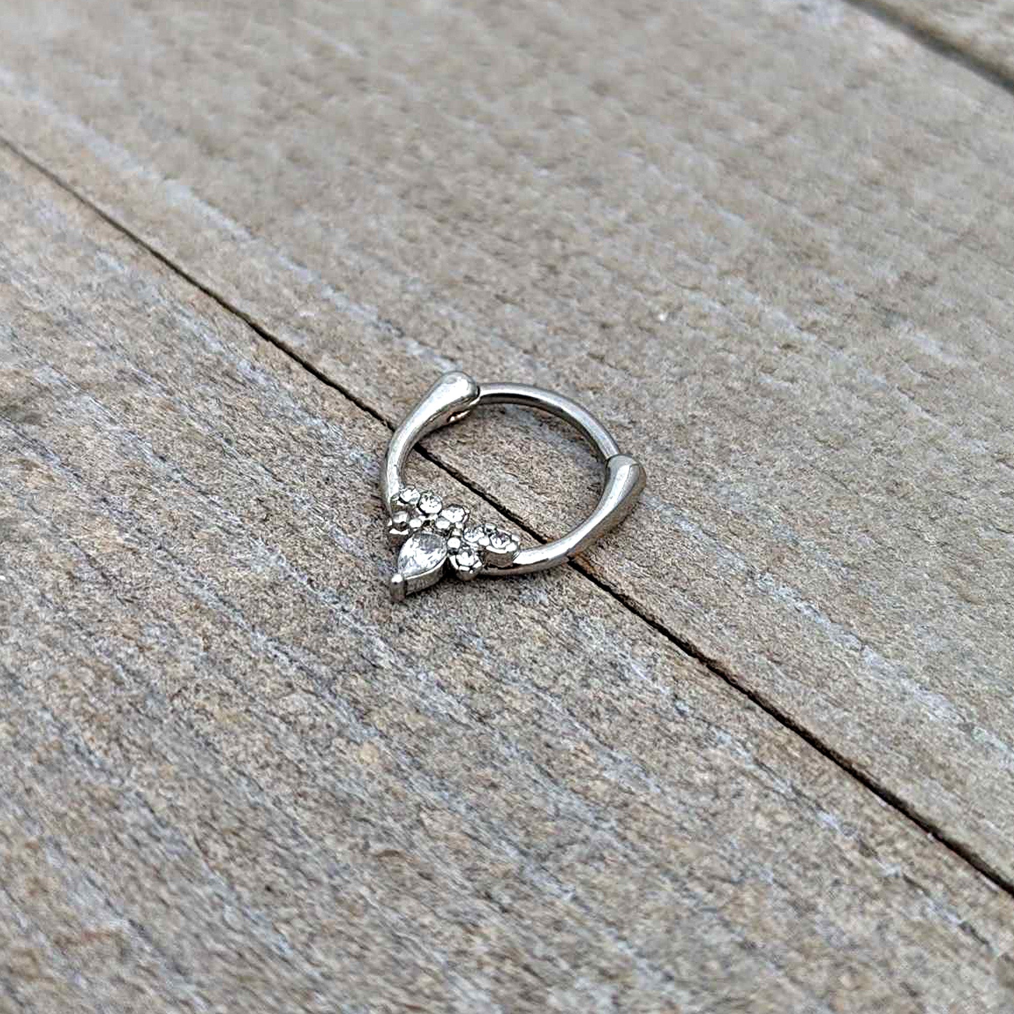 BodyCandy 16G 5/16 Clear Gem Bee Glamour Cartilage Clicker — alternative angle