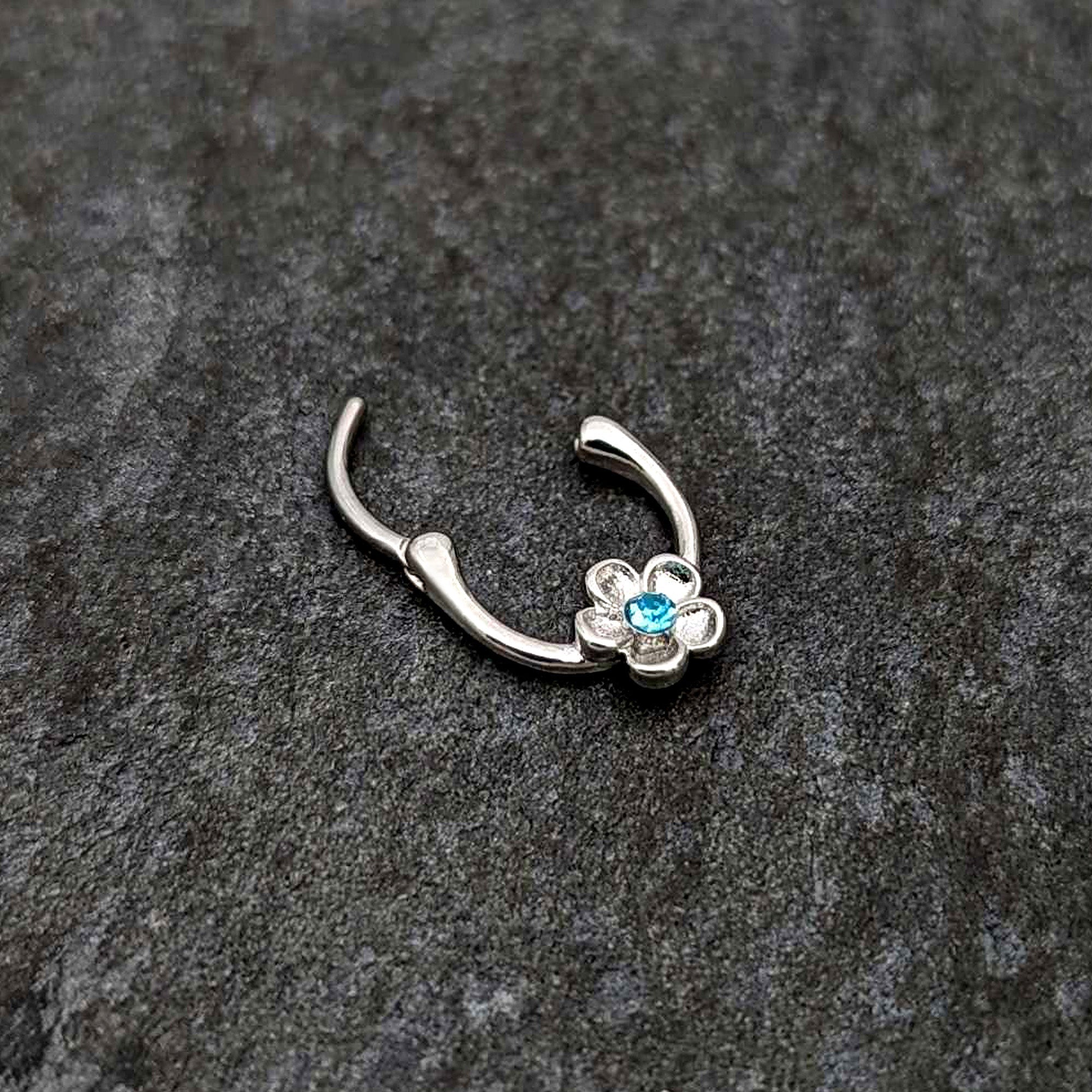 BodyCandy 16G 5/16 Blue Gem Sweetheart Flower Cartilage Clicker — back view
